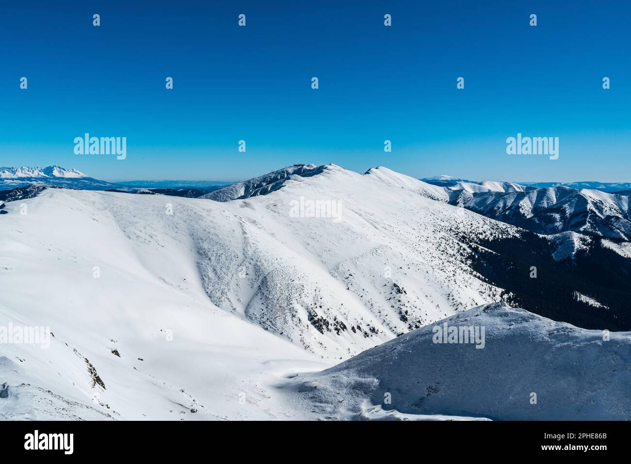 Polana, Derese, Chopok und Kralova Hola Hügel in NiedrigTatra, Teil der Hohen Tatra und untere Gebirgsketten vom Kotliska Hügel im Winter Niedrigste Tatra mou Stockfoto