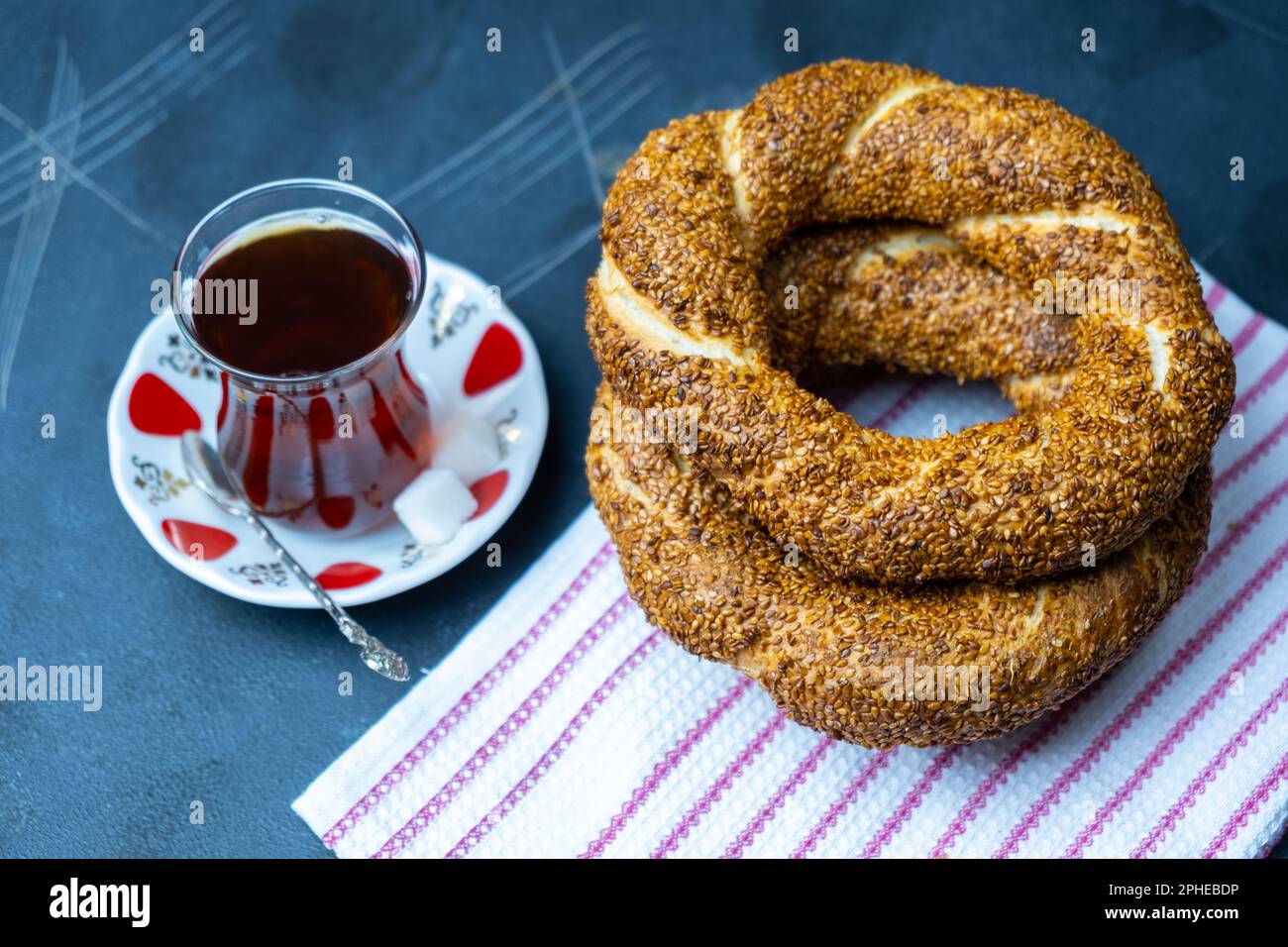 Türkischer Tee und Bagel, Bagel ist traditionelle türkische Backwaren. Stockfoto