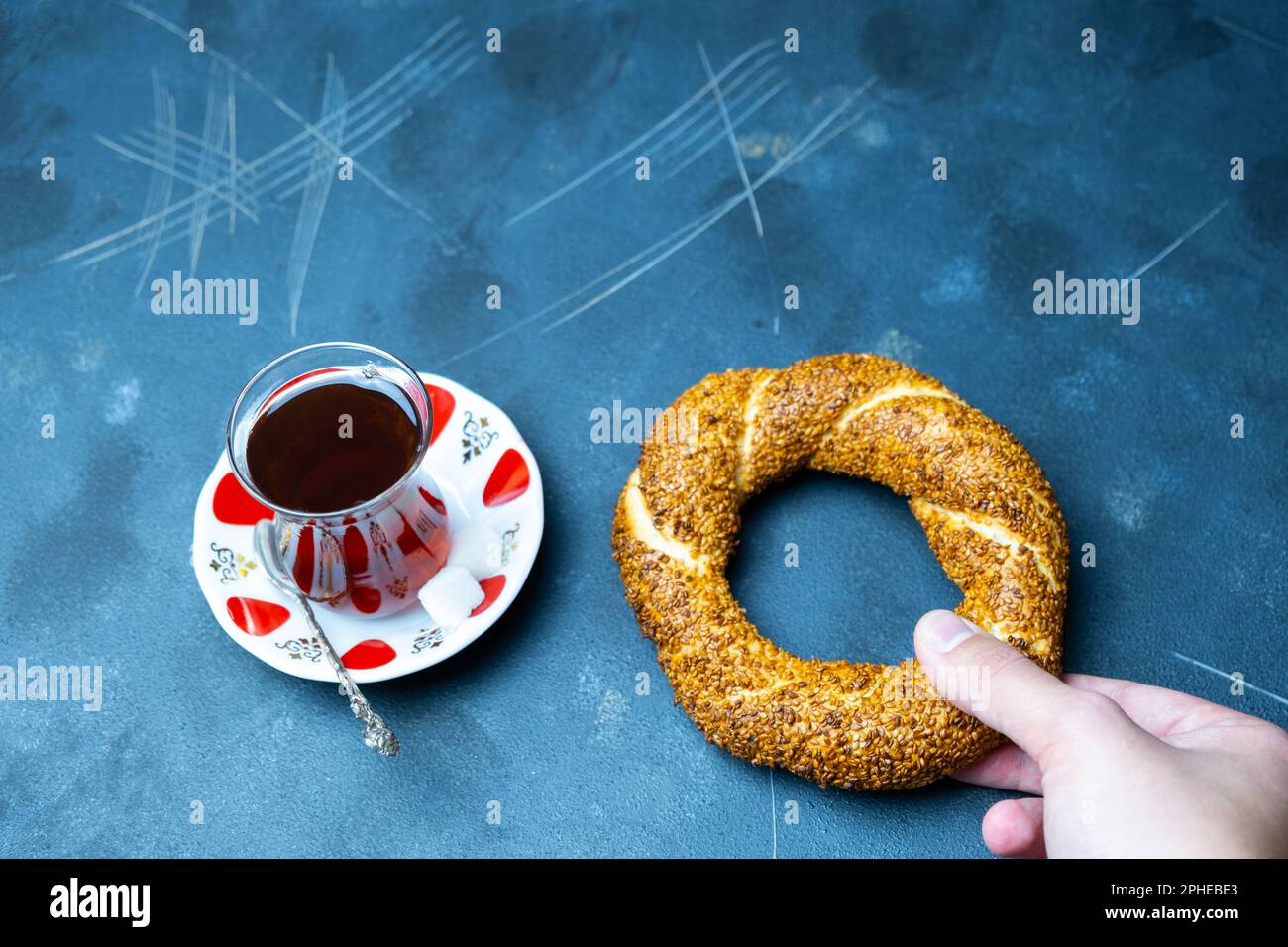 Türkischer Tee und Bagel, Bagel ist traditionelle türkische Backwaren. Stockfoto