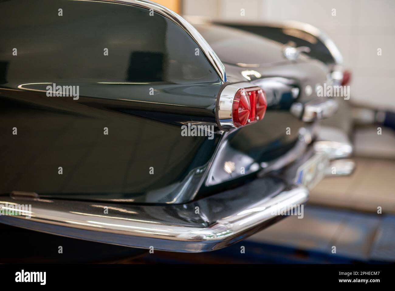 Nahaufnahme des Rücklichts eines klassischen schwarzen Autos. Nehmen Sie das Rücklicht eines alten Autos in gutem Zustand im Detail auf. Stockfoto