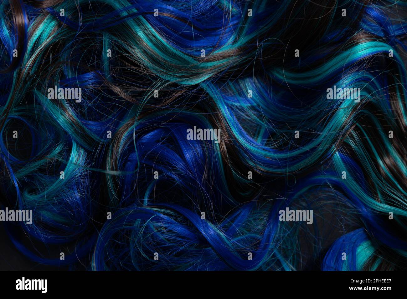 Abstrakter Hintergrund von bunten blauen vibrierenden weichen Haaren verriegelt in Chaos Stockfoto