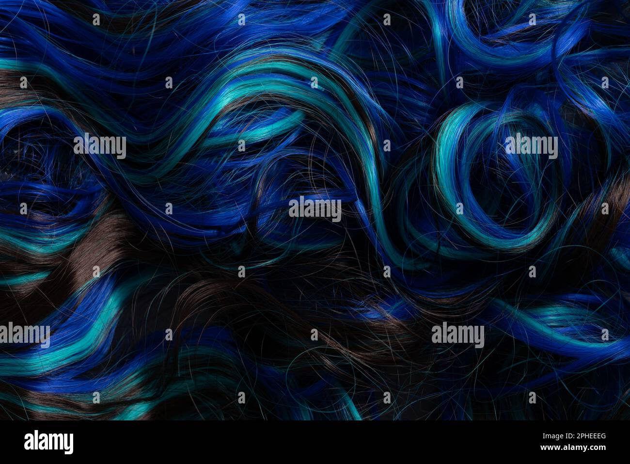 Abstrakter Hintergrund von bunten blauen vibrierenden weichen Haaren verriegelt in Chaos Stockfoto