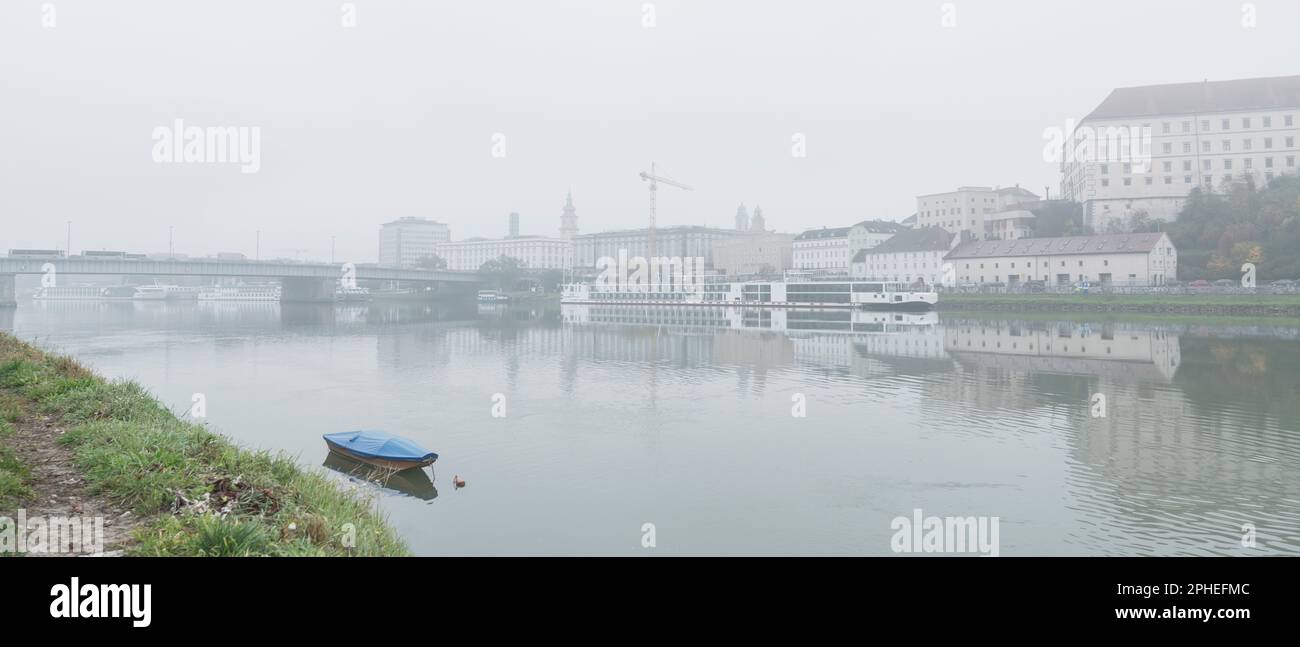 Häuser in der Nähe Stadt Kanal und Brücke im Dunst Stockfoto