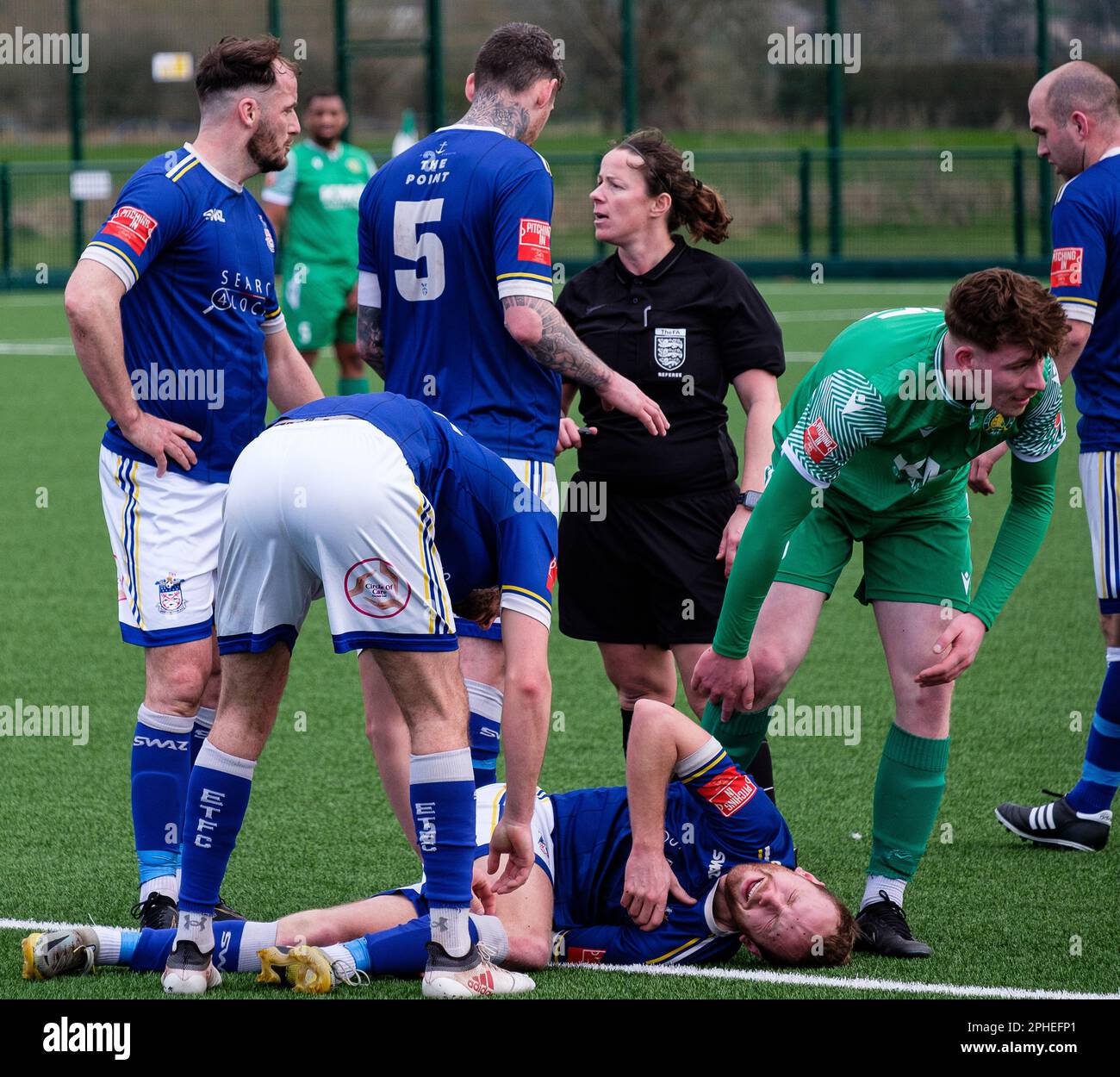 Bishops Cleeve FC gegen Exmouth Town FC in der Southern League – in der Kayte Lane, Bishops Cleeve. Eine 2 -2:1-Ziehung am National Non League Day Stockfoto