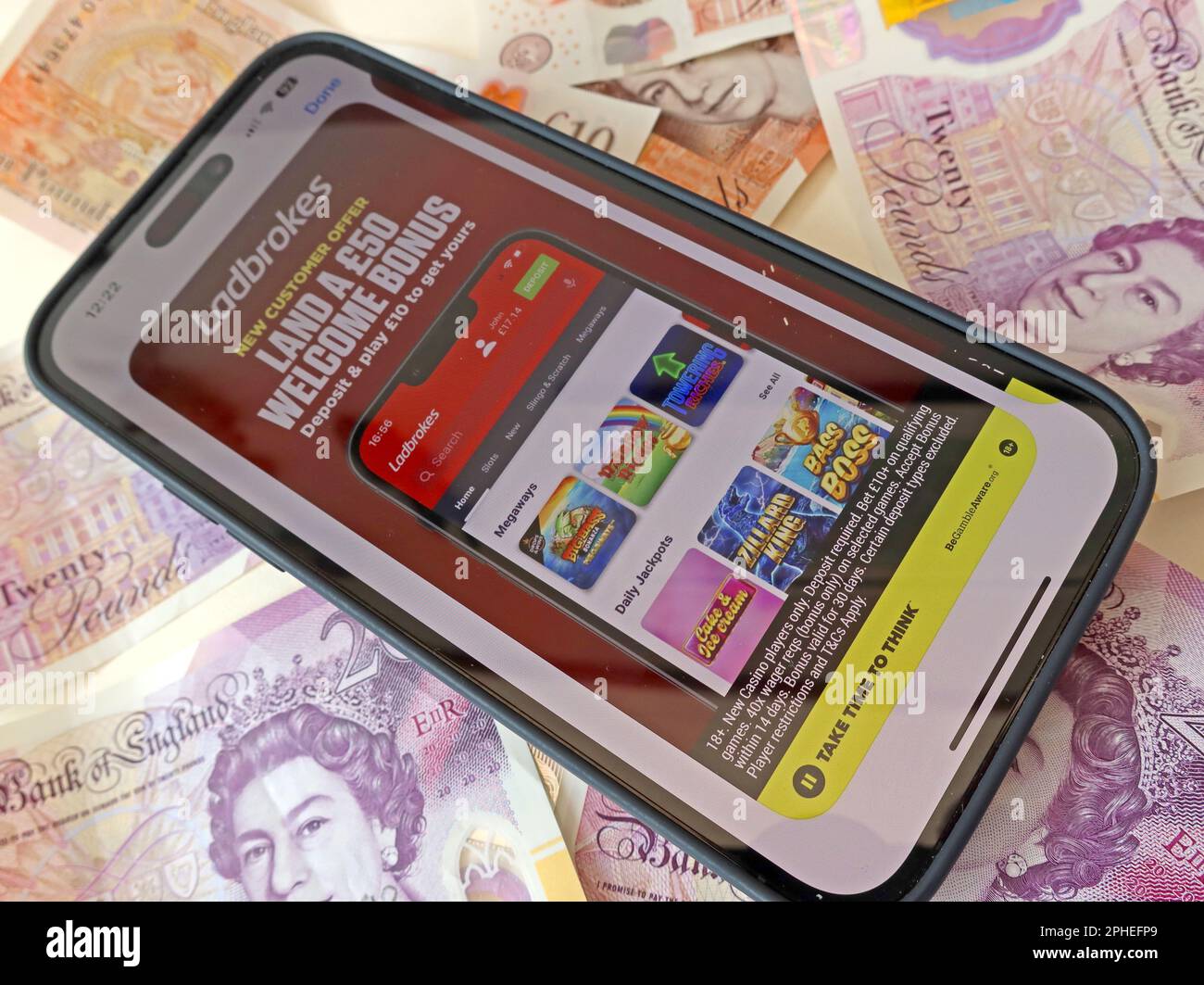 Ladbrokes Smartphone-App – Online- und Smartphone-Casino, Spielautomaten und Glücksspiel-App mit englischen Sterling-Noten, Geld geht leicht verloren – BeGambleAware Stockfoto