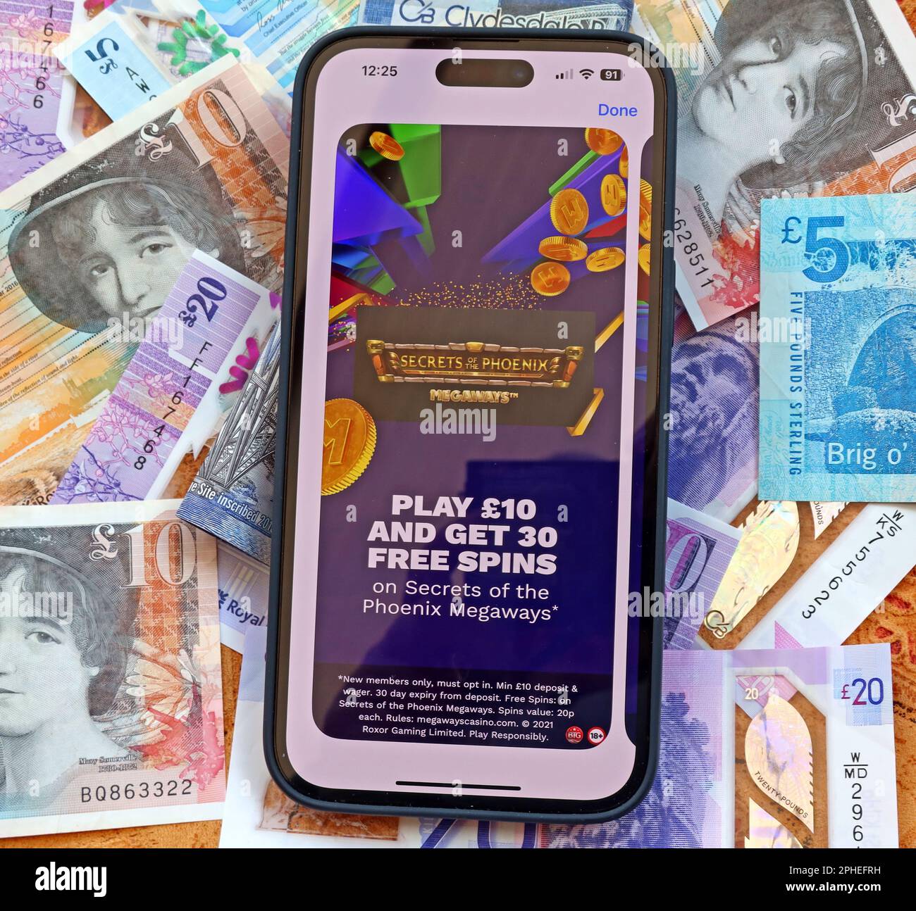 Verlockende Freispiele - Online- und Smartphone-Casino, Spielautomaten und Spielautomaten-App mit schottischen Sterling-Noten, leicht verlorenes Geld - BeGambleAware Stockfoto