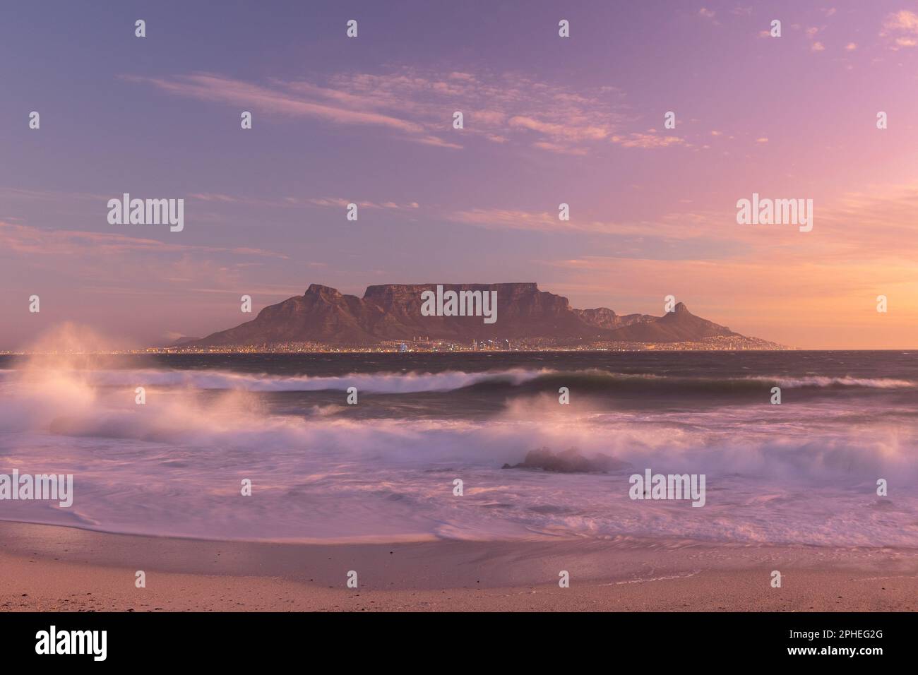 kapstadt Tafelberg Südafrika bei Sonnenuntergang, malerischer Blick von blouberg Stockfoto