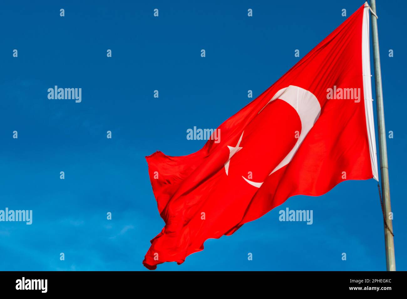 Türkische Flagge auf blauem Hintergrund. Nationalfeiertage von Turkiye. 23. april oder 23. nisan-Hintergrundbild. Stockfoto