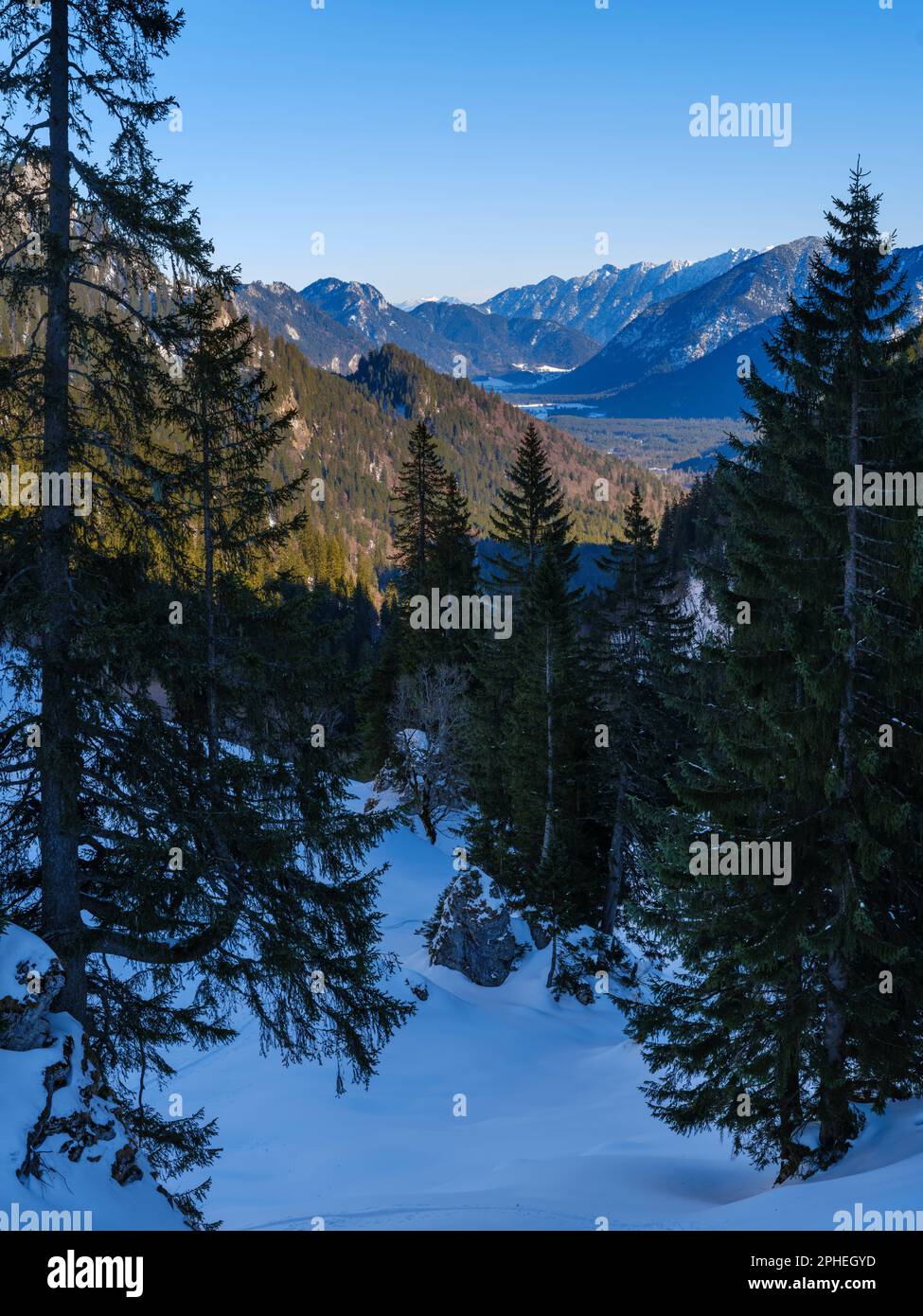 Blick in Richtung Oberammergau und das Tal des Flusses Ammer. Naturpark Ammergau Alpen (Ammergauer Alpen) in den nördlichen Kalksteinalpen Oberbayerns. Stockfoto