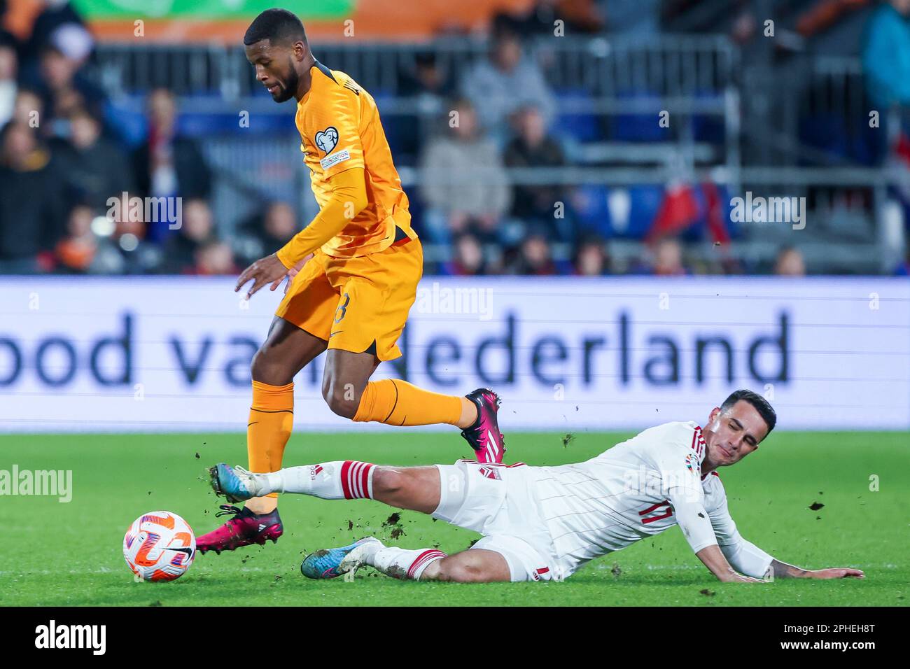 27-03-2023: Sport: Nederland gegen Gibraltar ROTTERDAM, NIEDERLANDE - MÄRZ 27: Georginio Wijnaldum (Niederlande) und Kian Ronan (Gibraltar) während der m Stockfoto