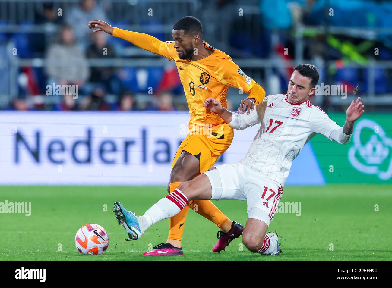 27-03-2023: Sport: Nederland gegen Gibraltar ROTTERDAM, NIEDERLANDE - MÄRZ 27: Georginio Wijnaldum (Niederlande) und Kian Ronan (Gibraltar) während der m Stockfoto