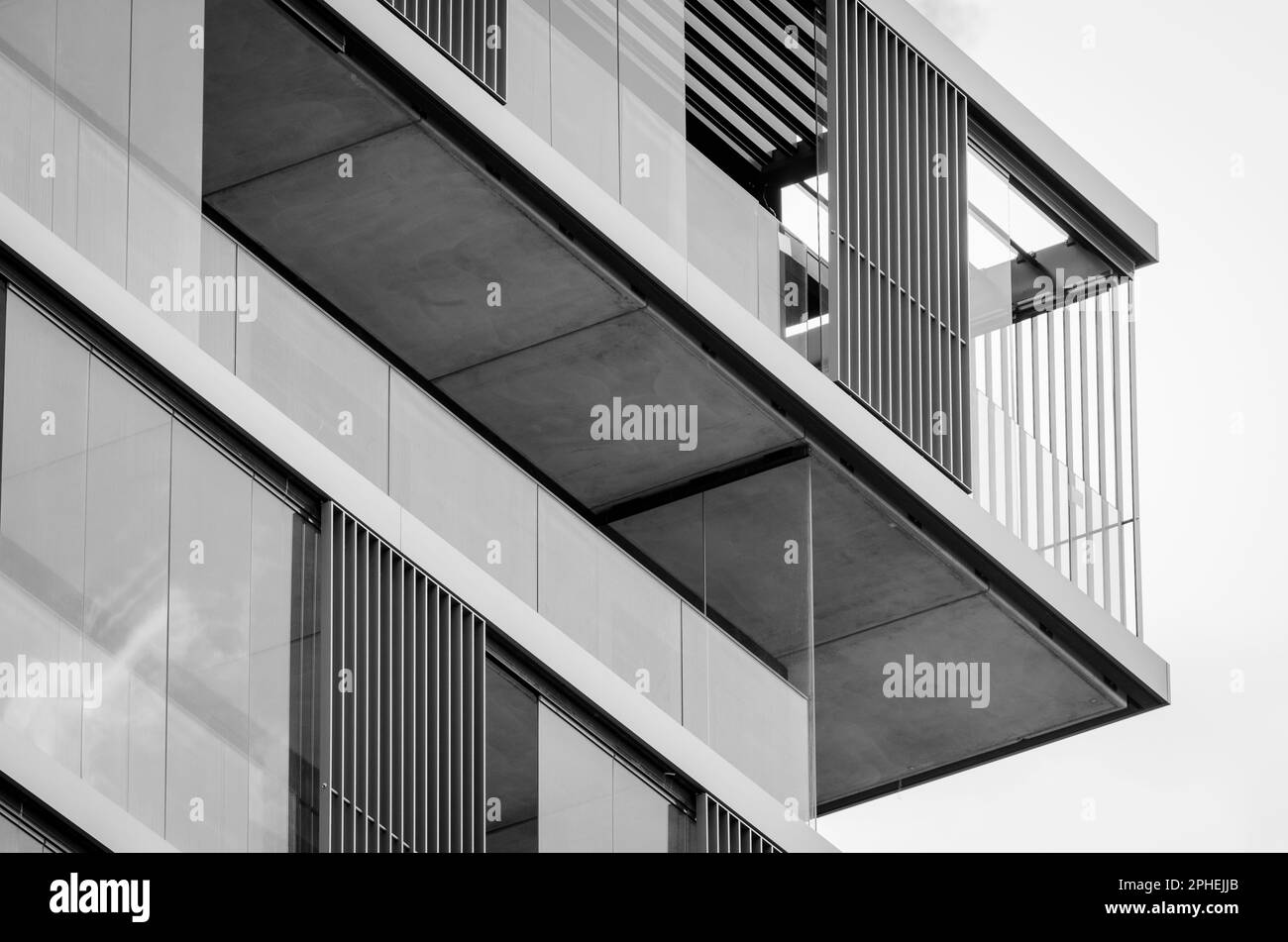 Nahaufnahme eines modernen Gebäudes Balkon aus Glas, Stahl und geometrischen Elementen Stockfoto