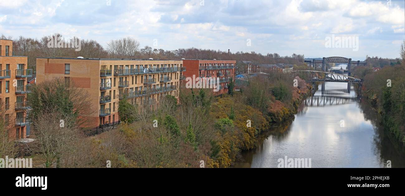 Latchford Waterside, The Timbers, Sneha House, neben dem Manchester Ship Canal, mit Knutsford Road und stillgelegter Eisenbahnbrücke, Schlösser Stockfoto