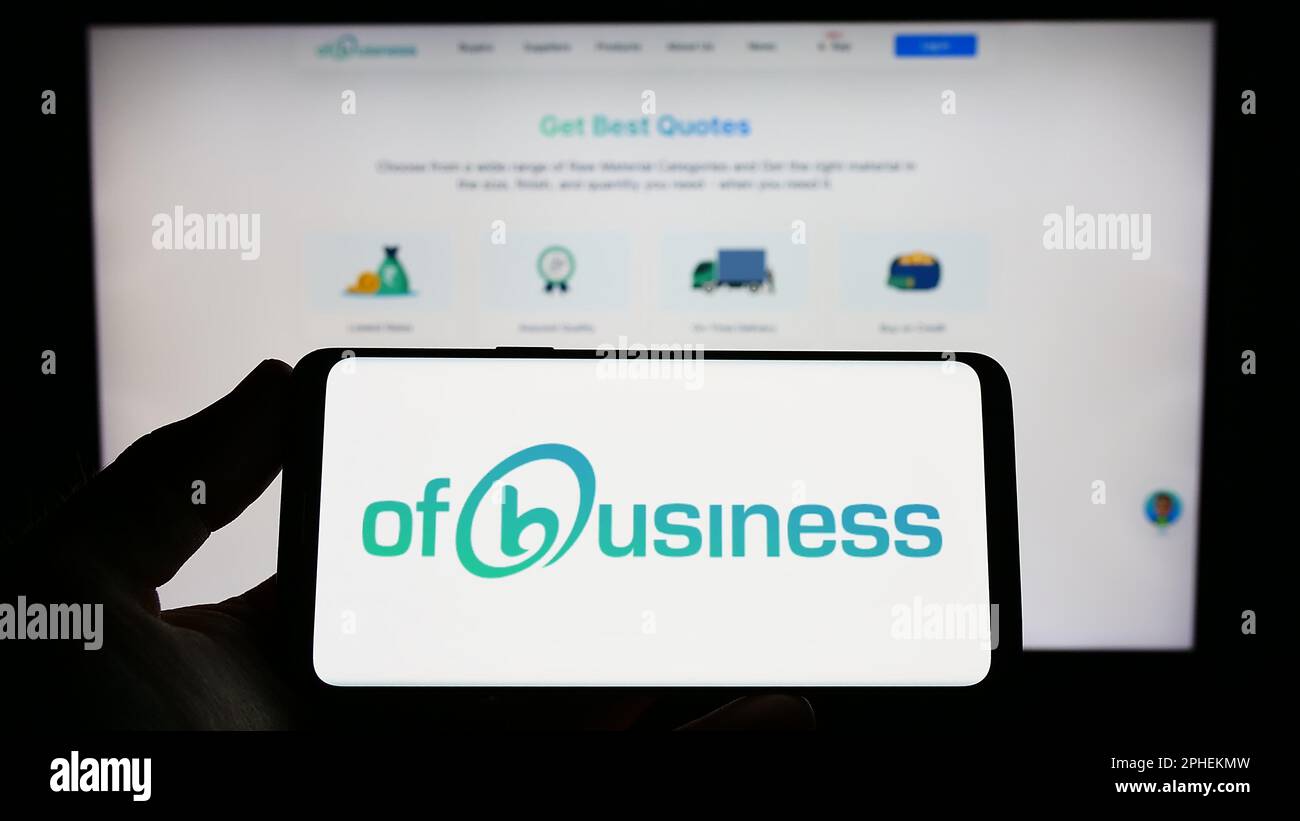 Person, die ein Smartphone mit dem Logo des indischen Unternehmens OFB Tech Pvt. Ltd. Hält (Geschäftlich) auf dem Bildschirm vor der Website. Konzentrieren Sie sich auf das Display des Telefons. Stockfoto