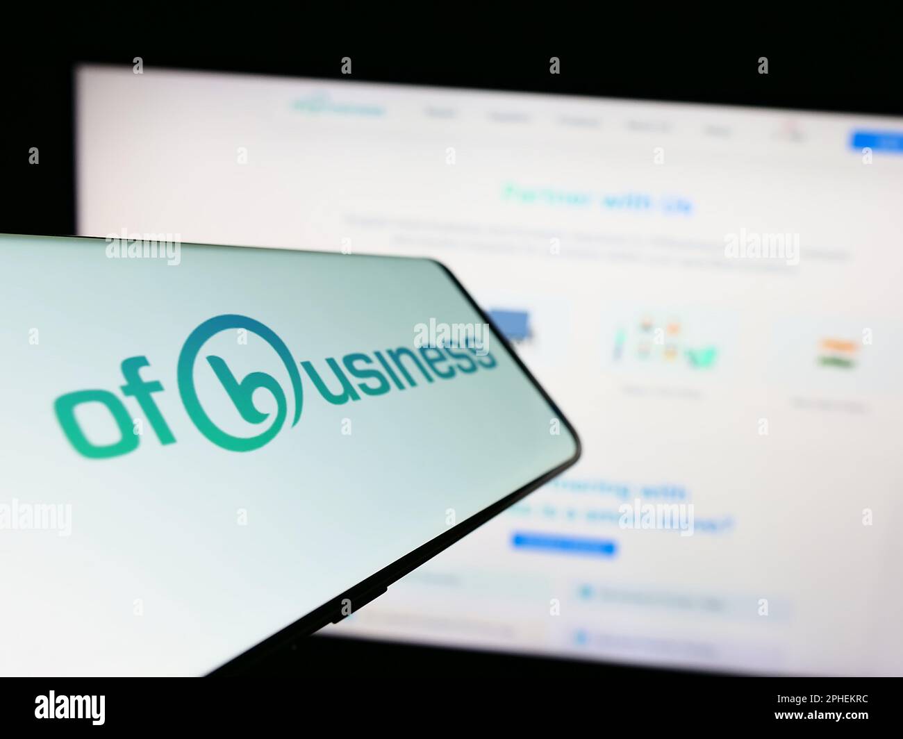 Mobiltelefon mit Logo der indischen Firma OFB Tech Pvt. Ltd (Geschäftlich) auf dem Bildschirm vor der Website. Fokus auf die Mitte links des Telefondisplays. Stockfoto