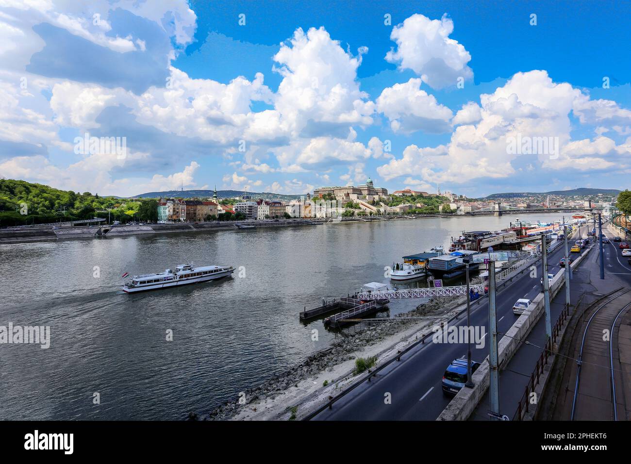 Fantastische Aussicht mit dem Vergnügungsboot auf der Donau und dem Königspalast (Budavari Palota) und in Budapest Mai 1 - Frühling! Stockfoto