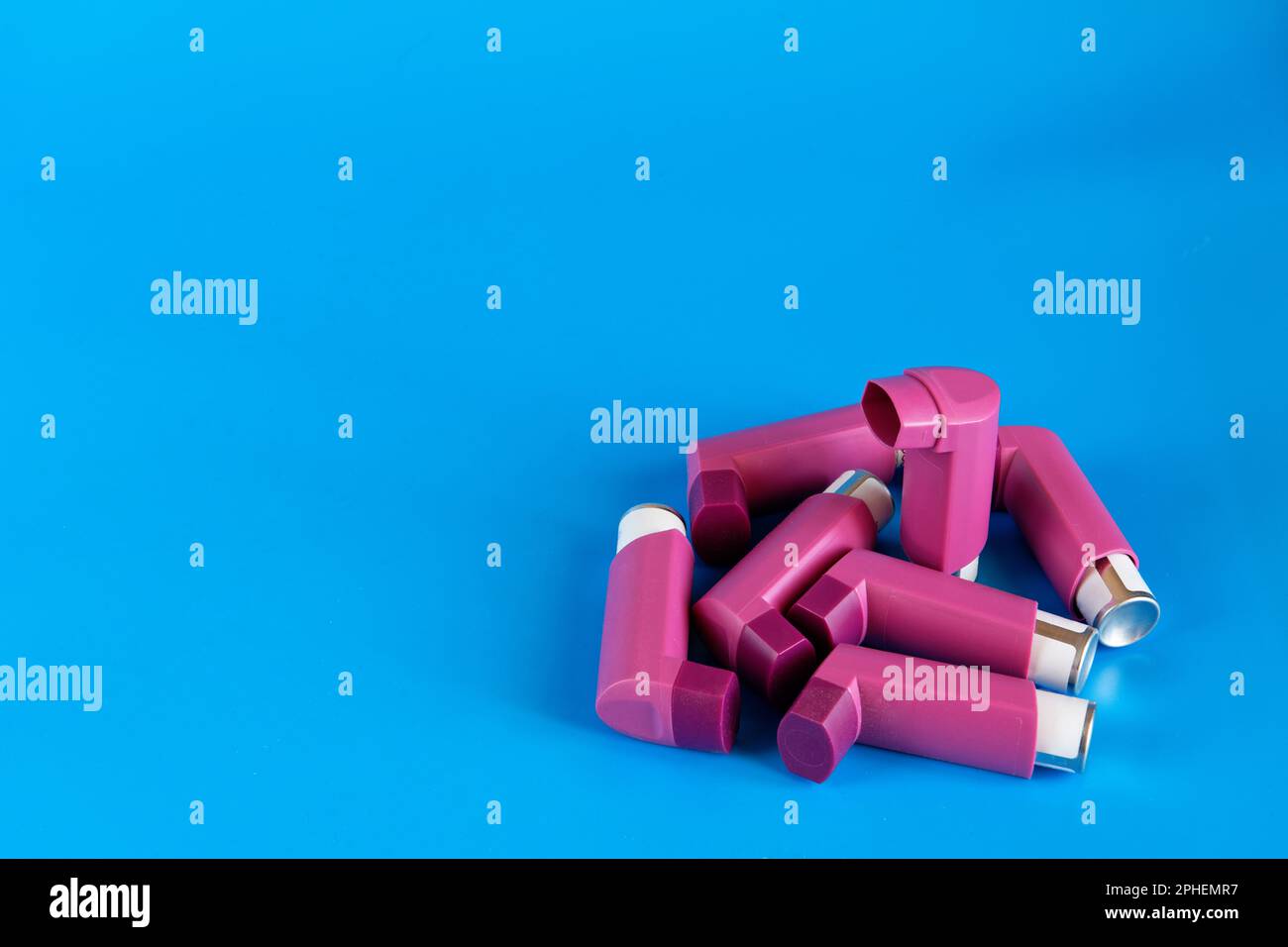Asthma-Inhalatoren auf blauem Hintergrund mit Kopierraum Stockfoto