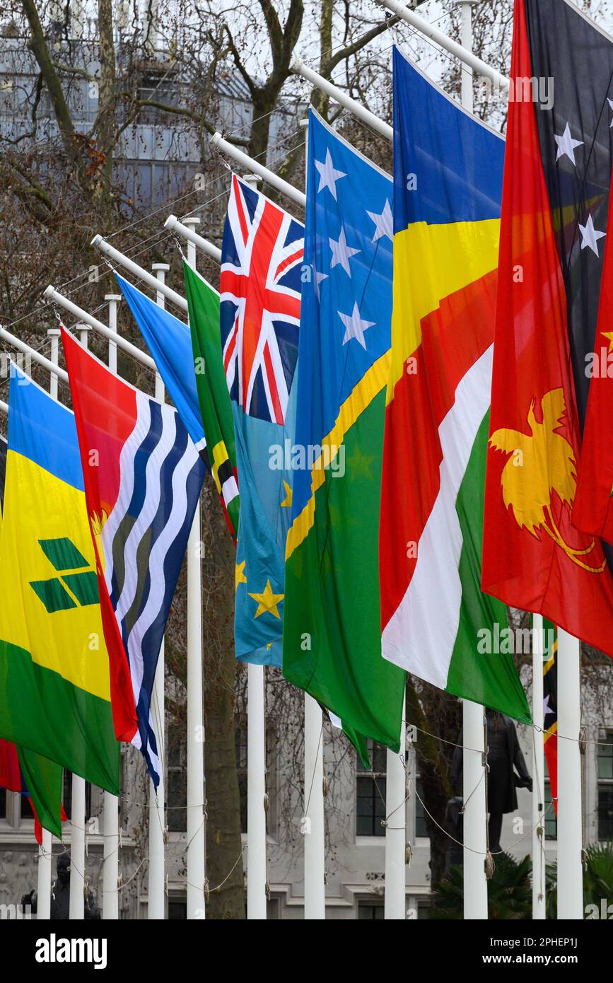London, England, Großbritannien. Flaggen der Commonwealth-Länder am Parlamentsplatz zum Commonwealth Day, März 13. 2023 Stockfoto