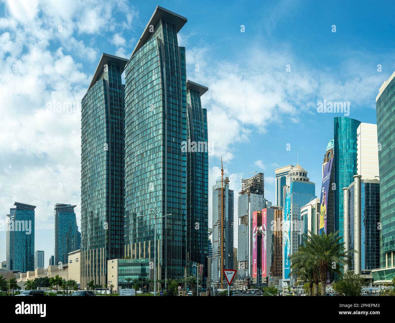 Doha, Katar - 4. Februar 2023: Moderne Stadt Doha, Katar, Naher Osten. Stadtbild mit hohen, modernen Wolkenkratzern. West Bay Geschäftsviertel Stockfoto