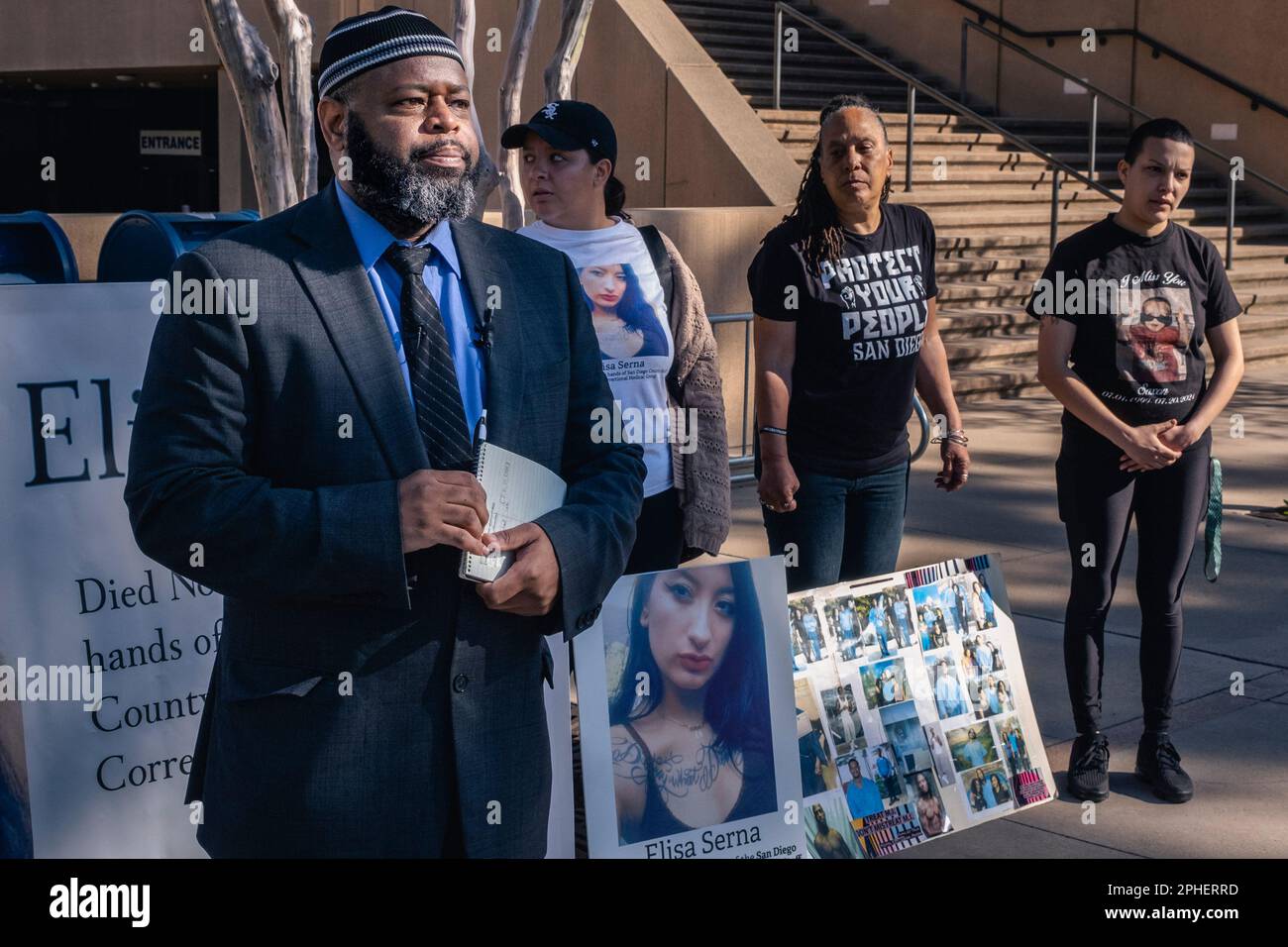 27. März 2023: Aktivisten und Familien, deren Angehörige im Gefängnis von San Diego gestorben sind, forderten die Grafschaft auf, mehr zu tun, um Todesfälle in Haft außerhalb der El Cajon Niederlassung des Bezirksgerichts von San Diego zu stoppen. San Diego County hat die zweithöchste Todesrate in Haft im Staat Kalifornien. Aktivisten hofften, an einer Anhörung für Dr. Frederike von Lintig und Schwester Danalee Pascua teilzunehmen, die beide des unfreiwilligen Totschlags im 2019. Tod der 24-jährigen Elisa Serna, einer schwangeren Frau, die wegen Kleindiebstahls in Gewahrsam war, beschuldigt wurden. Auf dem Bild ist Yusef Miller von North County Justice and E zu sehen Stockfoto