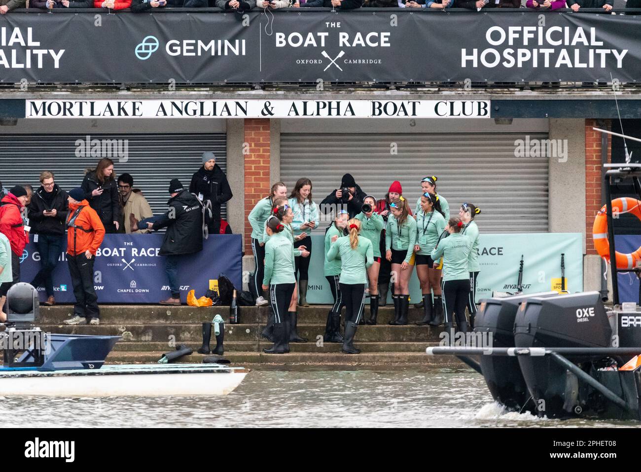 Cambridge Women's Boat Race Team feiert Sieg auf der Themse in Chiswick, London, Großbritannien, beim University Boat Race 2023. Bootsclub Stockfoto