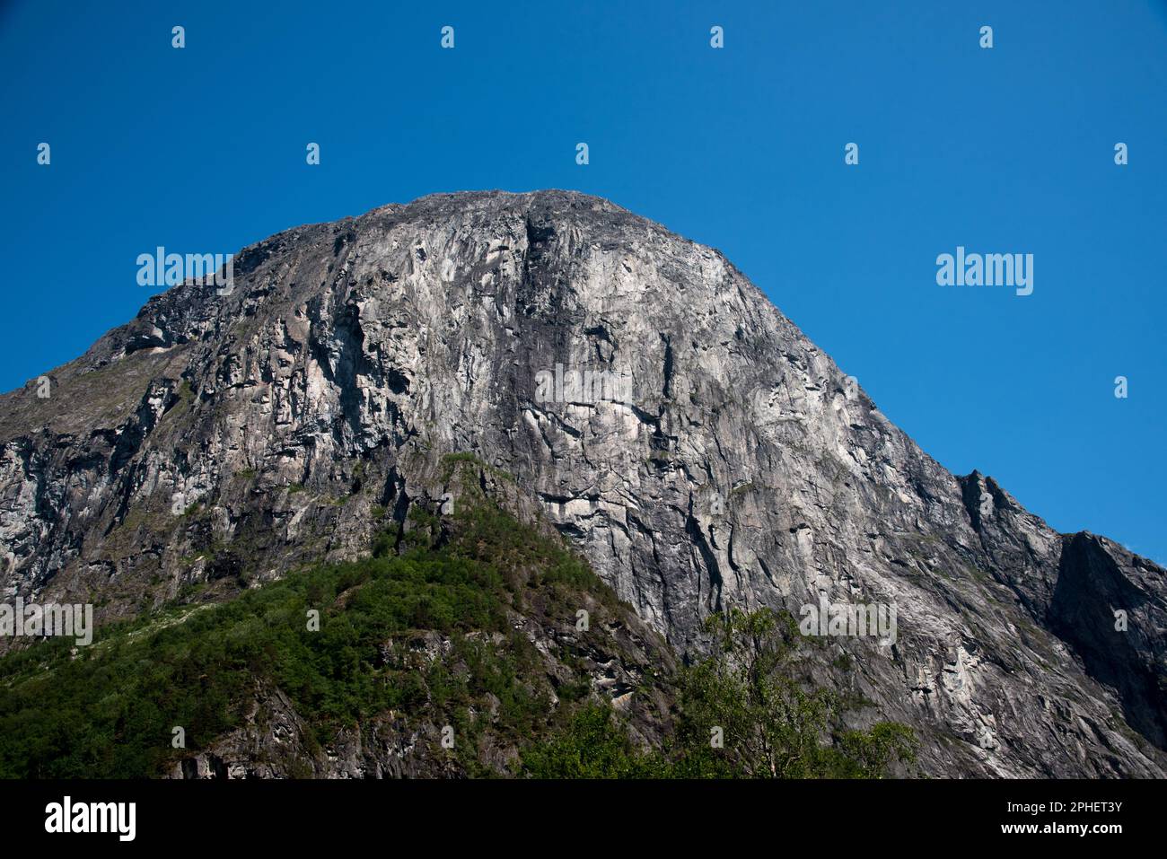 Store Venjetinden und Romsdalshornet sind 1852 und 1550 Meter hohe Berge in Rauma Gemeinde in Møre Og Romsdal Landkreis in Westnorwegen. Stockfoto