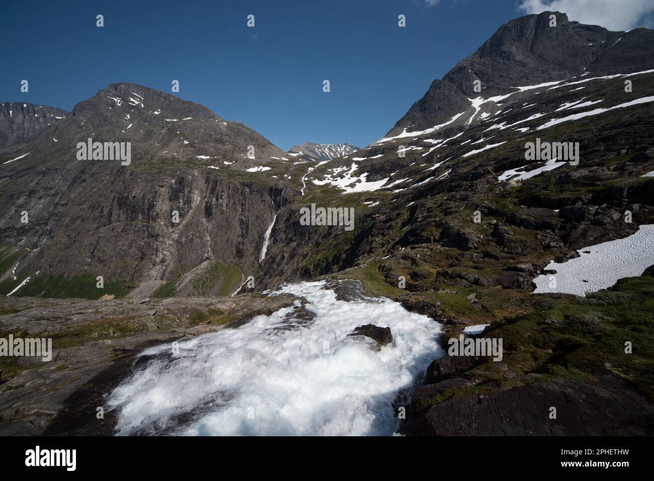 Stigfossen ist ein 240 Meter hoher Wasserfall an der Trollstigen Mountain Road in der Rauma Gemeinde im Kreis Møre Og Romsdal in Westnorwegen. Stockfoto