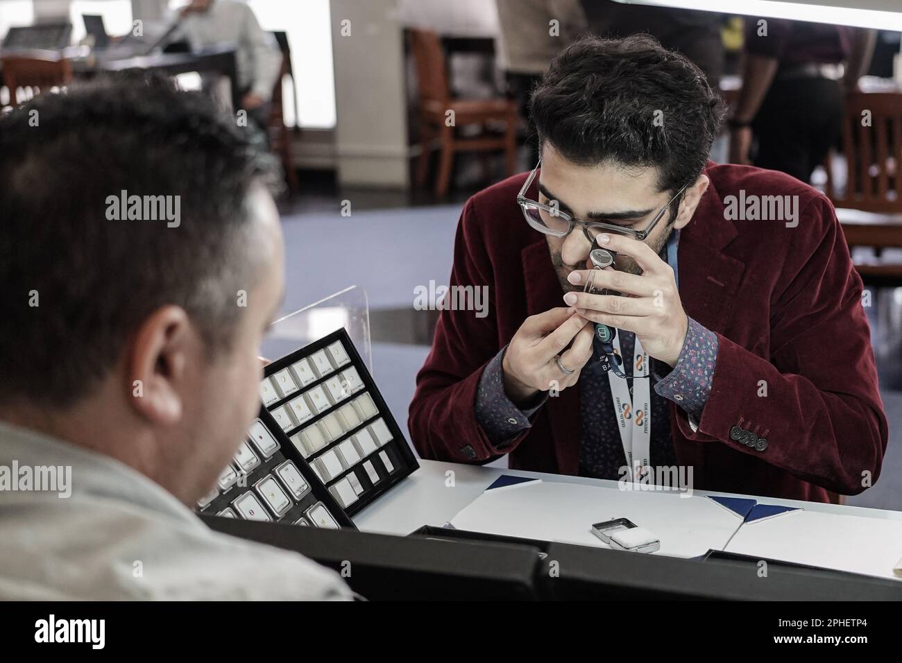 Ramat Gan, Israel. 28. März 2023. Ein Mann studiert einen Diamanten auf einer internationalen Diamantenausstellung im Rahmen der Internationalen Diamantenwoche Israel 2023, die von der Israel Diamond Exchange veranstaltet wird. Kredit: Nir Alon/Alamy Live News Stockfoto