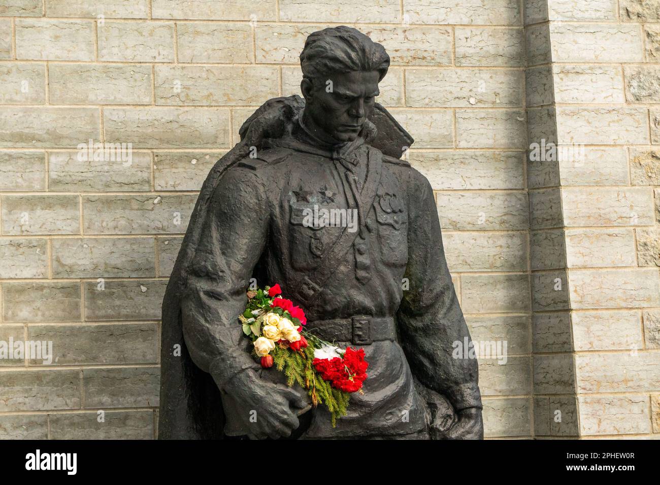 Tallinn, Estland - 03/28/2023: Bronze Soldier Monument auf dem Militärfriedhof von Tallinn. IM ZWEITEN WELTKRIEG. Pronkssõdur Stockfoto
