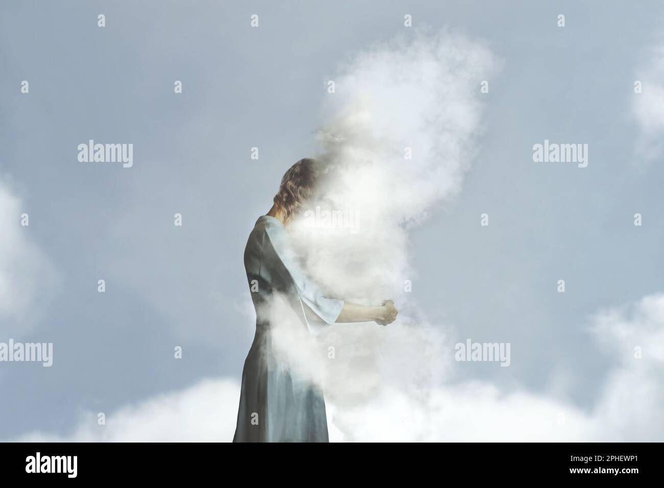 Surreale Frau nimmt ein abstraktes Cloud-Konzept an Stockfoto