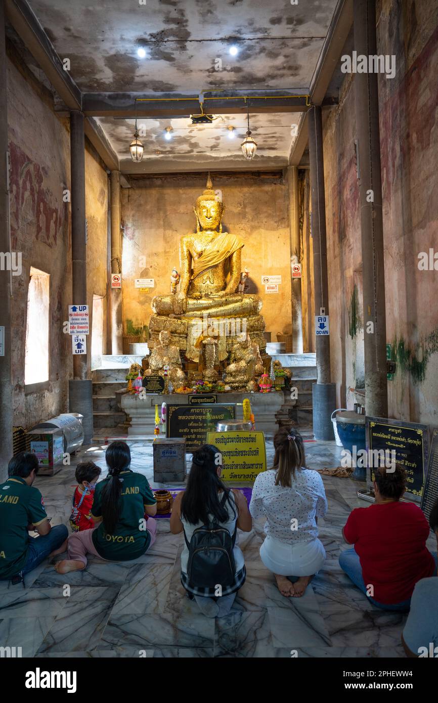 Gläubige im Bang Khung Wat Tempel, im Bang Kung Camp, Samut Songkram, Thailand Luang Phot bot Noi Buddha. Stockfoto
