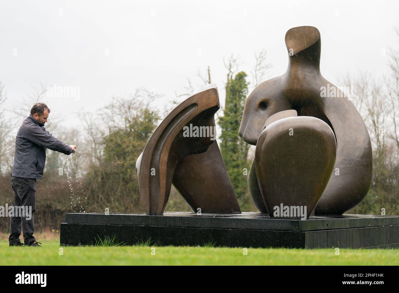 Der Skulpturentechniker Dai Roberts reinigt und trocknet die Bronzeskulptur dreiteilige Liegefigur: Drapiert in den Henry Moore Studios and Gardens in Many Hadham, Hertfordshire, während sie sich auf die Wiedereröffnung nächste Woche vorbereiten. Foto: Dienstag, 28. März 2023. Stockfoto