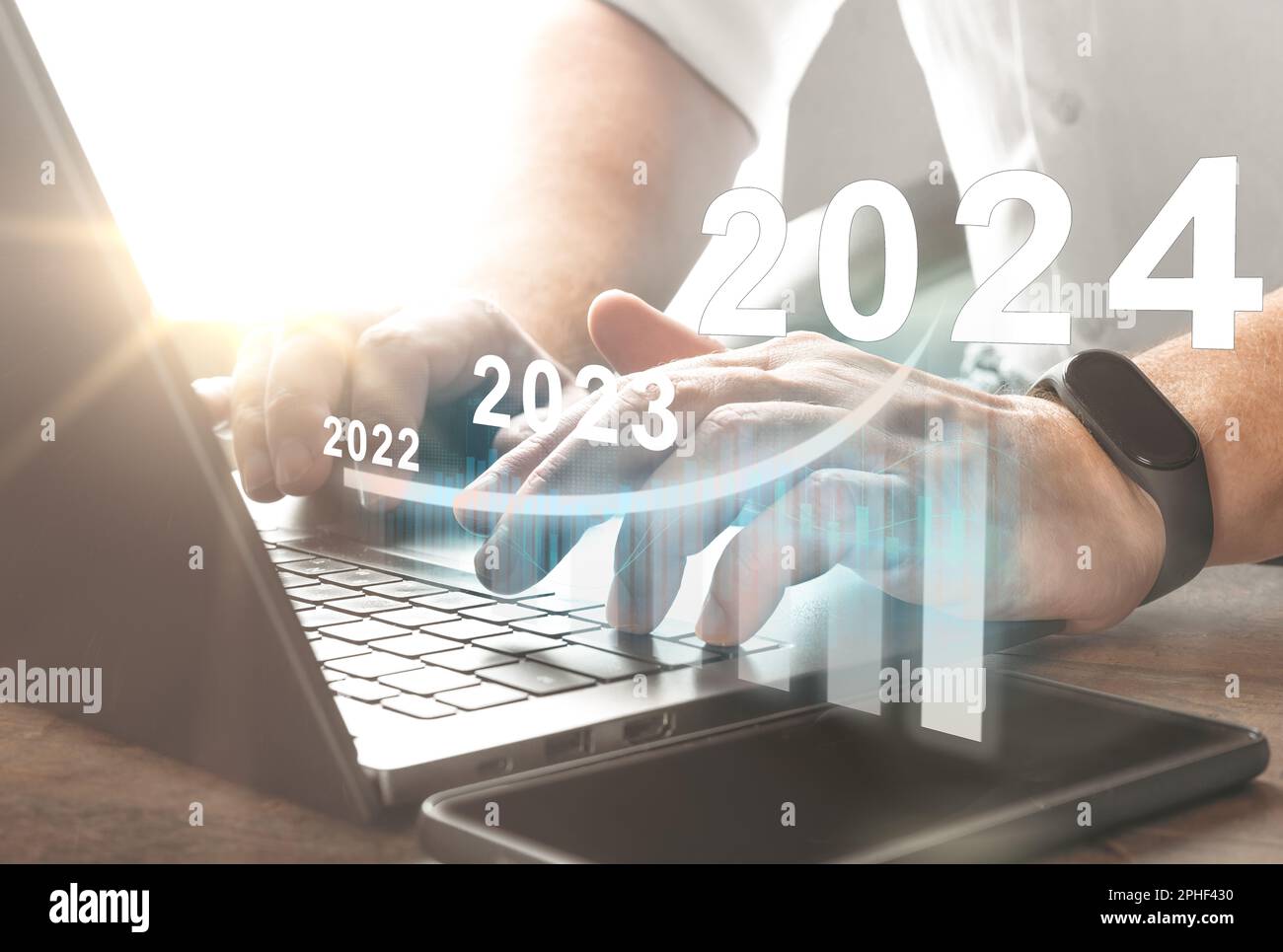 2024 Neujahr. Geschäftsplan für Neujahr 2024. Mann, der an einem Notebook mit Wachstumstabelle arbeitet. Geschäftsmann, der im 2024. Jahr mit dem digitalen Stift in Berührung kommt, beginnt das neue Jahr Stockfoto