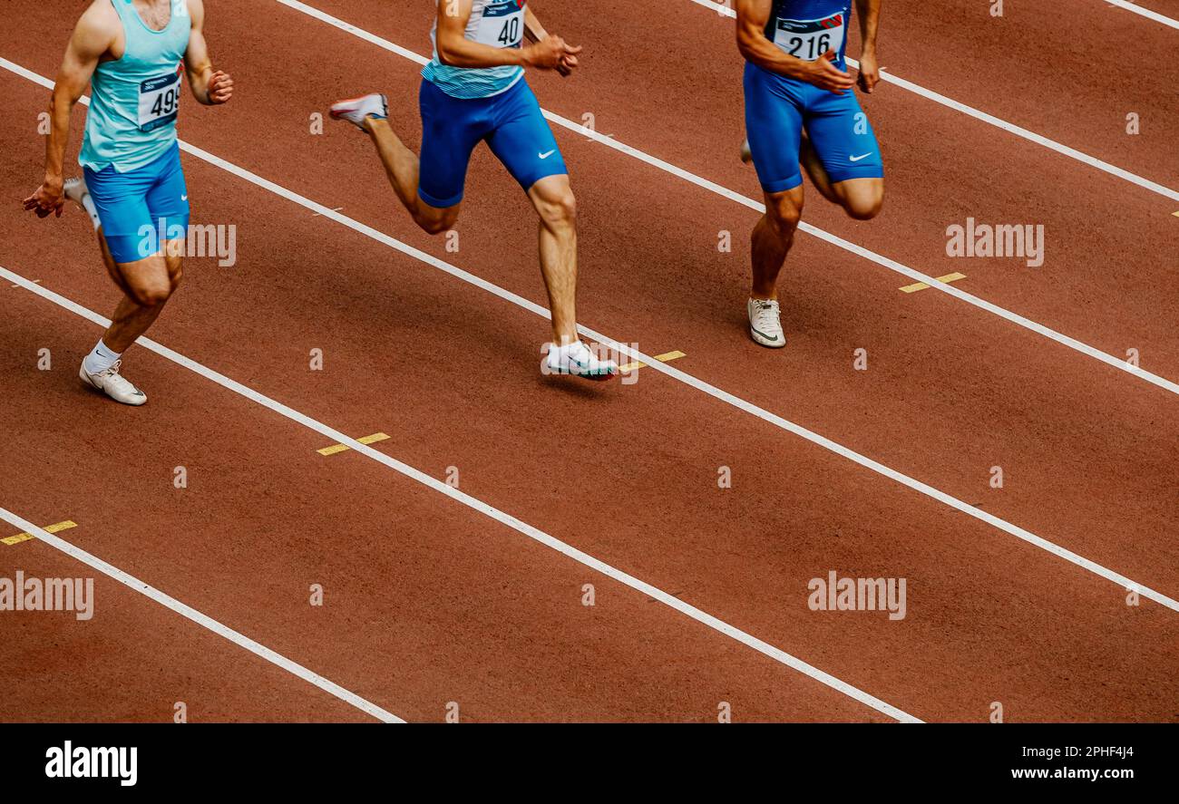 Männliche Athleten, die Spikes machen, Nike Run Rennen im Stadion, Leichtathletikweltmeisterschaftswettbewerb, sportliches Editorial Foto Stockfoto