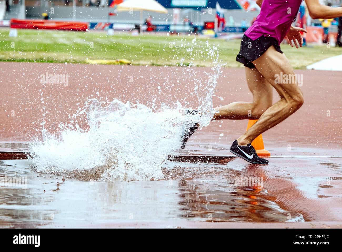 Sportlerläufer mit Steeplechase in Nike Spikes Schuhen, Leichtathletikweltmeisterschaftswettbewerb, sportliches Editorial Foto Stockfoto