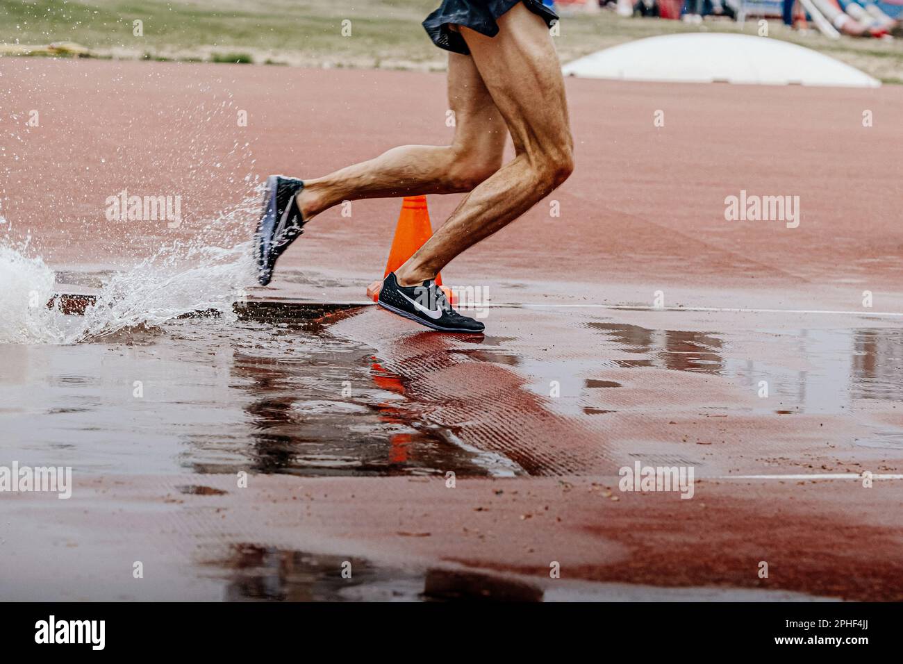 Beine männlicher Sportler Läufer in Nike Spikes Schuhen Laufsteeplechase, sportlicher Weltmeisterschaftswettbewerb, sportliches Editorial Foto Stockfoto