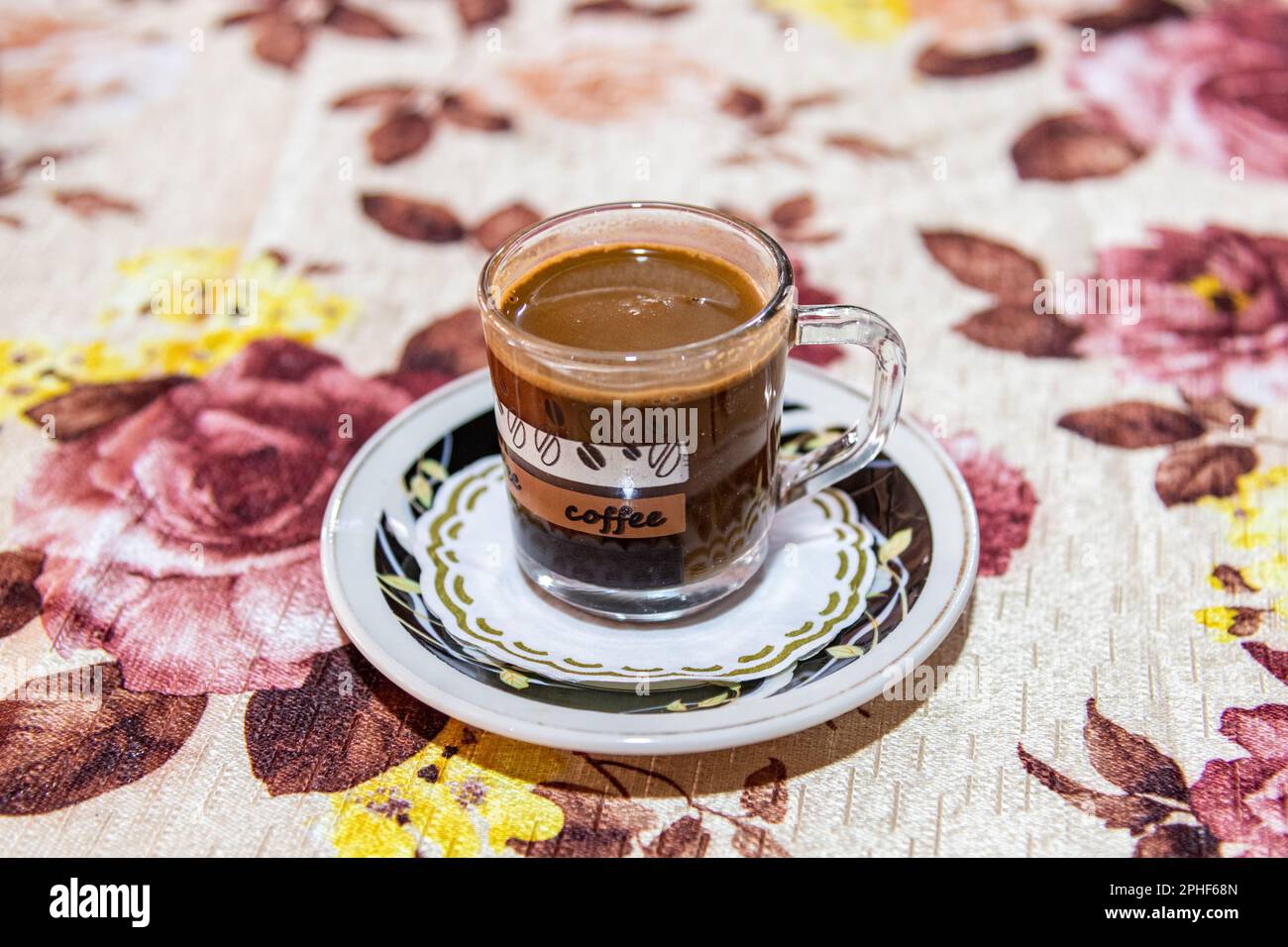 Eine frische Tasse ägyptischen Kaffees, serviert in einem Restaurant in Gizeh, Ägypten Stockfoto