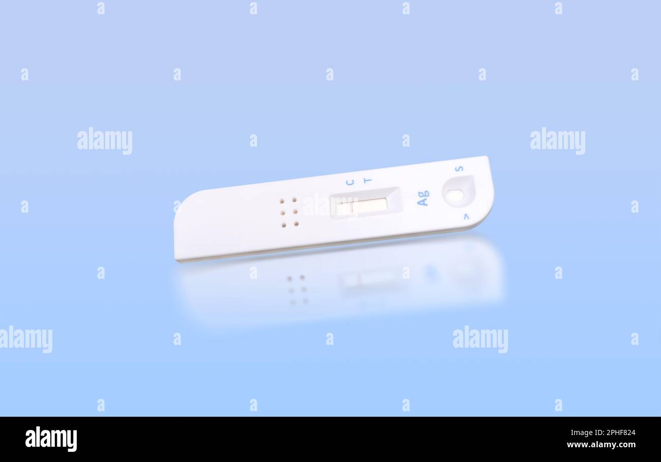Negativer Antigen-Test einer auf blauem Hintergrund isolierten Antigen-Testkassette mit Reflexion, Abschneideweg, Medizinisches Instrumentenkonzept. Stockfoto