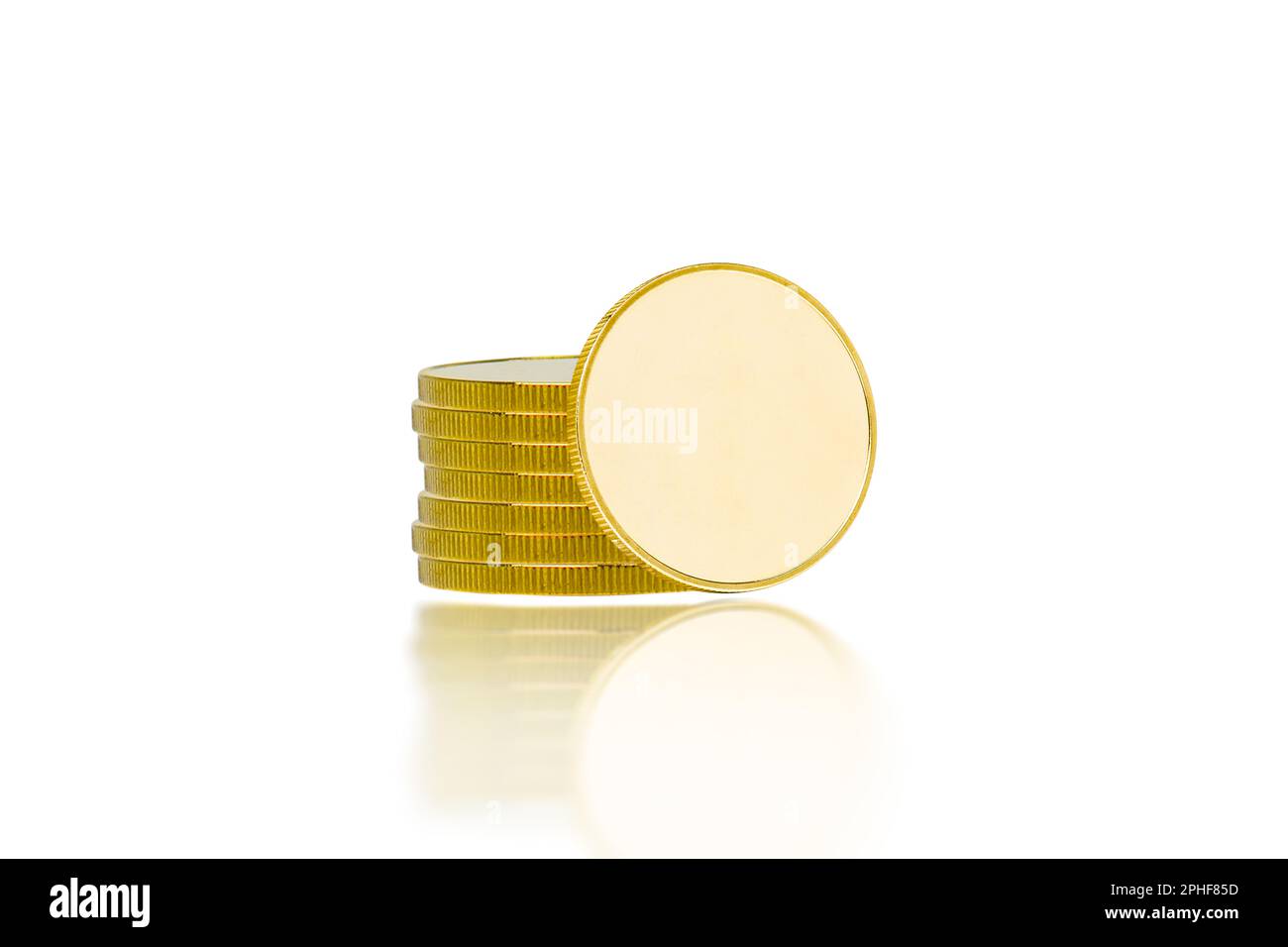 Goldmünzstapel isoliert auf weißem Hintergrund mit Reflexion, Geschäfts- und Finanzkonzept, 3D-Darstellung. Stockfoto