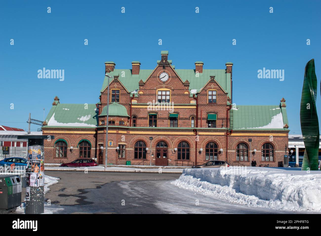 Umea, Schweden - März 2023: Blick auf das Umea Hauptbahnhof-Gebäude an einem sonnigen, klaren Wintertag. Vasterbotten im Norden Schwedens. Stockfoto