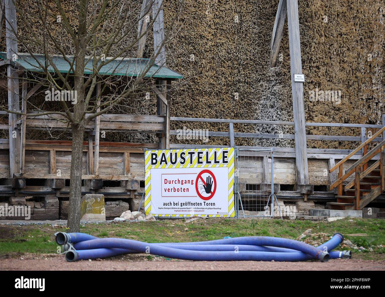 28. März 2023, Sachsen-Anhalt, Bad Dürrenberg: Ein Schild "Baustelle" warnt davor, den Kurpark mit dem Graduiertenhaus zu betreten. Ein Jahr vor Beginn der staatlichen Gartenschau in Bad Dürrenberg (April 19 bis Oktober 2024) kommen die Bauarbeiten voran. Dank der Bereitstellung zusätzlicher Mittel in Höhe von sechs Millionen Euro durch den Staat sind die Vorbereitungen für die Show nun wieder auf einer soliden Grundlage, erklärte er. Ursprünglich sollte die Show bereits 2022 stattfinden, wurde aber mehrmals verschoben. Foto: Jan Woitas/dpa/zB Stockfoto