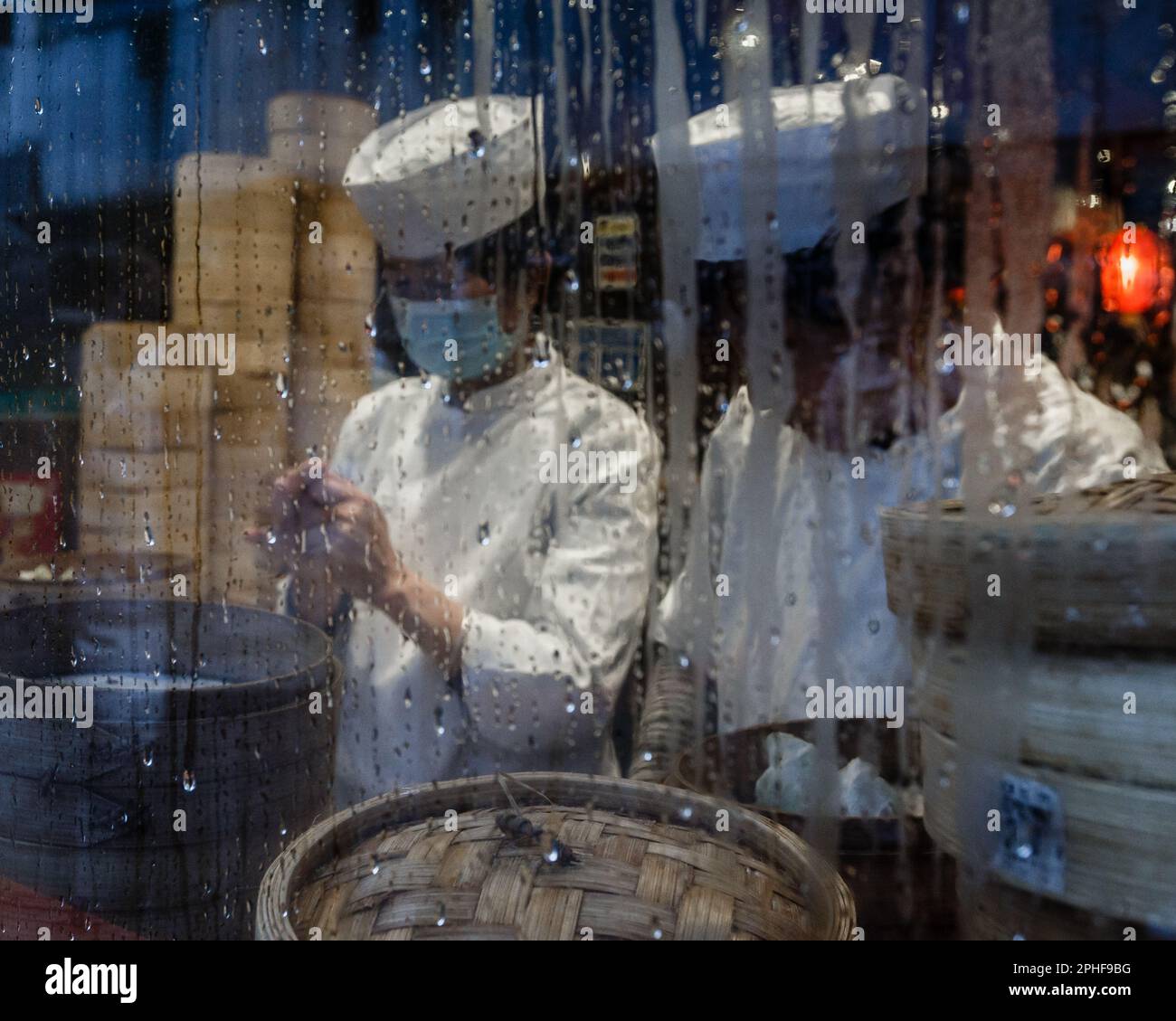 Die Köche bereiten Speisen im berühmten Beijing Dumpling Restaurant in Londons chinatown zu. Stockfoto