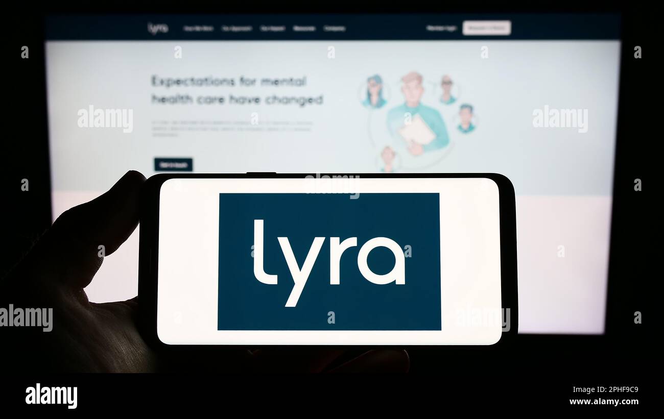 Person, die ein Smartphone mit dem Logo des US-Unternehmens für psychische Gesundheit Lyra Health Inc. Auf dem Bildschirm vor der Website hält. Konzentrieren Sie sich auf das Display des Telefons. Stockfoto