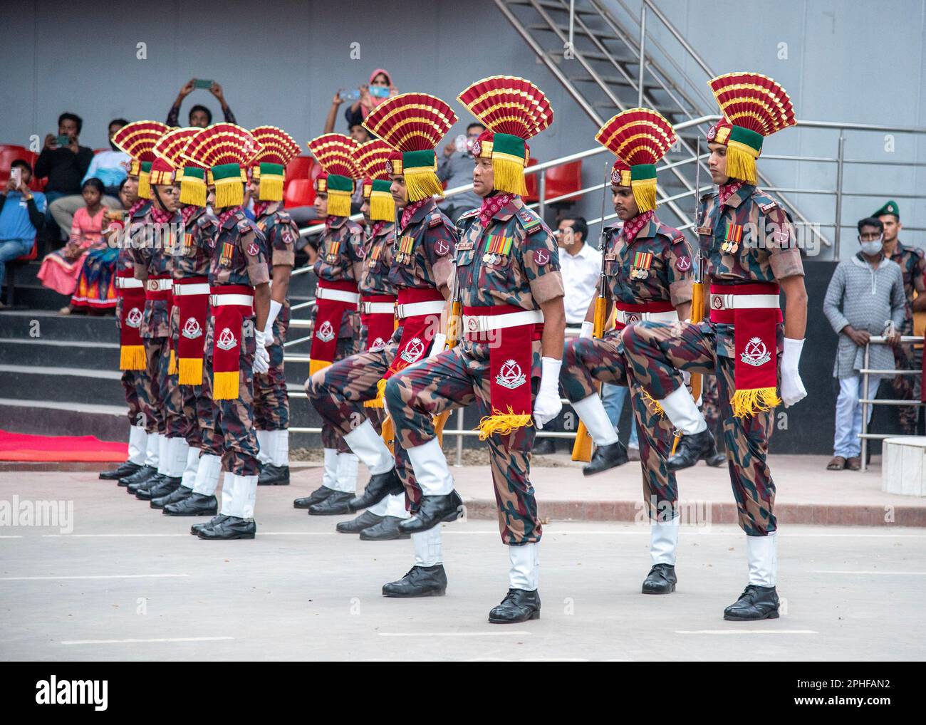 Bangaon, Indien. 26. März 2023. An einer gemeinsamen Rückzugszeremonie der BSF und der BGB an der Grenze Petrapole-Benapole Indo-Bangla am 52. Unabhängigkeitstag Bangladesch am 26. März 2023 in Westbengalen, Bangladesch, nehmen Menschen Teil. (Foto: Amlan Biswas/Pacific Press/Sipa USA) Guthaben: SIPA USA/Alamy Live News Stockfoto