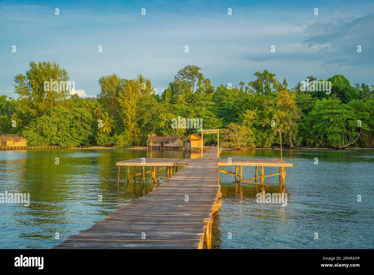 Pier an der Küste am Morgen in Saporkren Waisai, Raja Ampat, Häuser im Hintergrund über dem Wasser Stockfoto