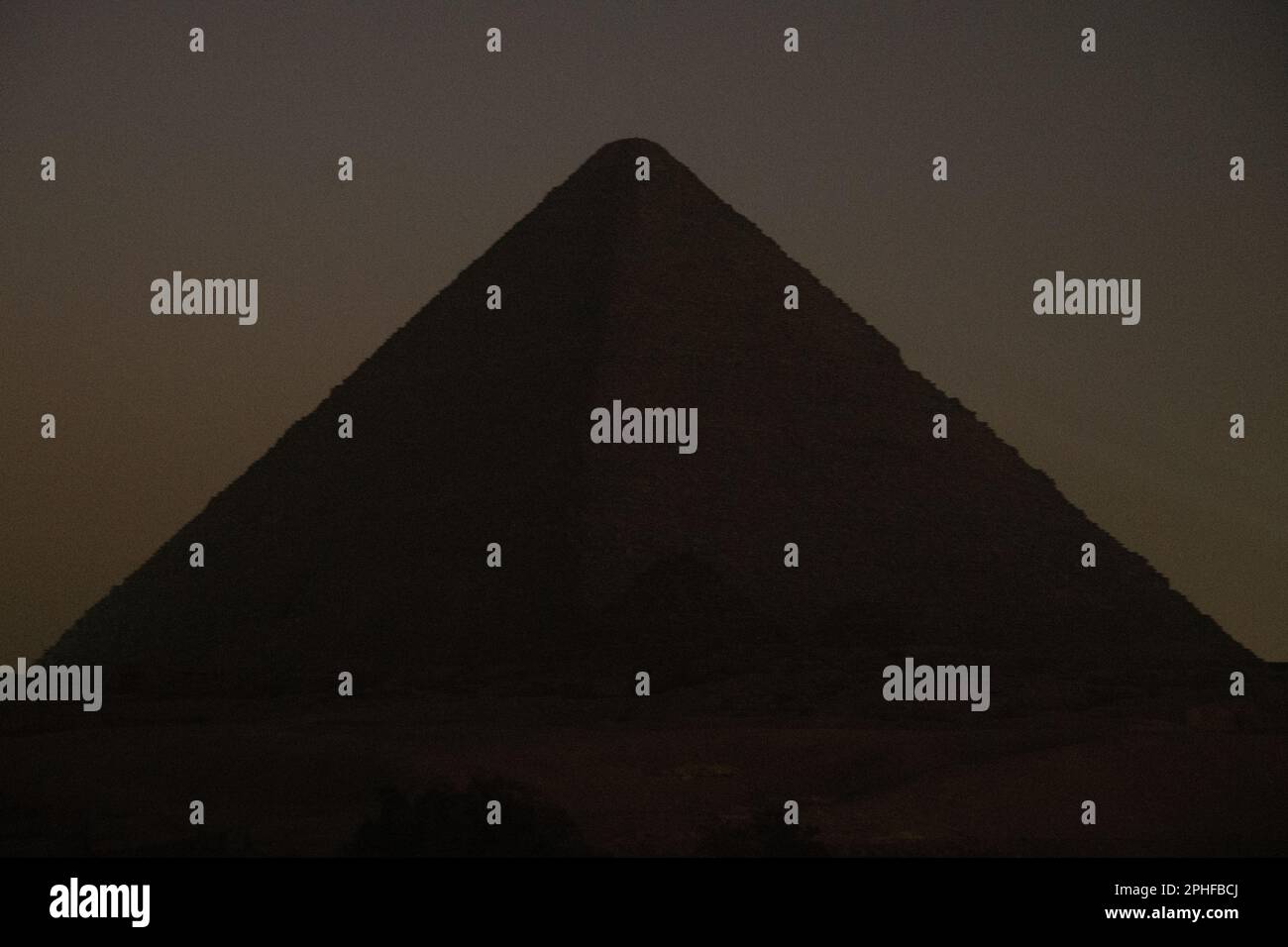 Die große Pyramide nach Sonnenuntergang in der Dunkelheit in Gizeh, Ägypten Stockfoto