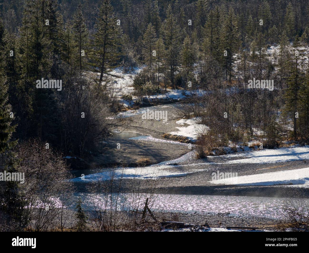 Landschaft im Winter an der Isar zwischen Vorderriss und Wallgau im Gebirge Karwendel. Ein Schutzgebiet und eine der letzten verbleibenden natu Stockfoto