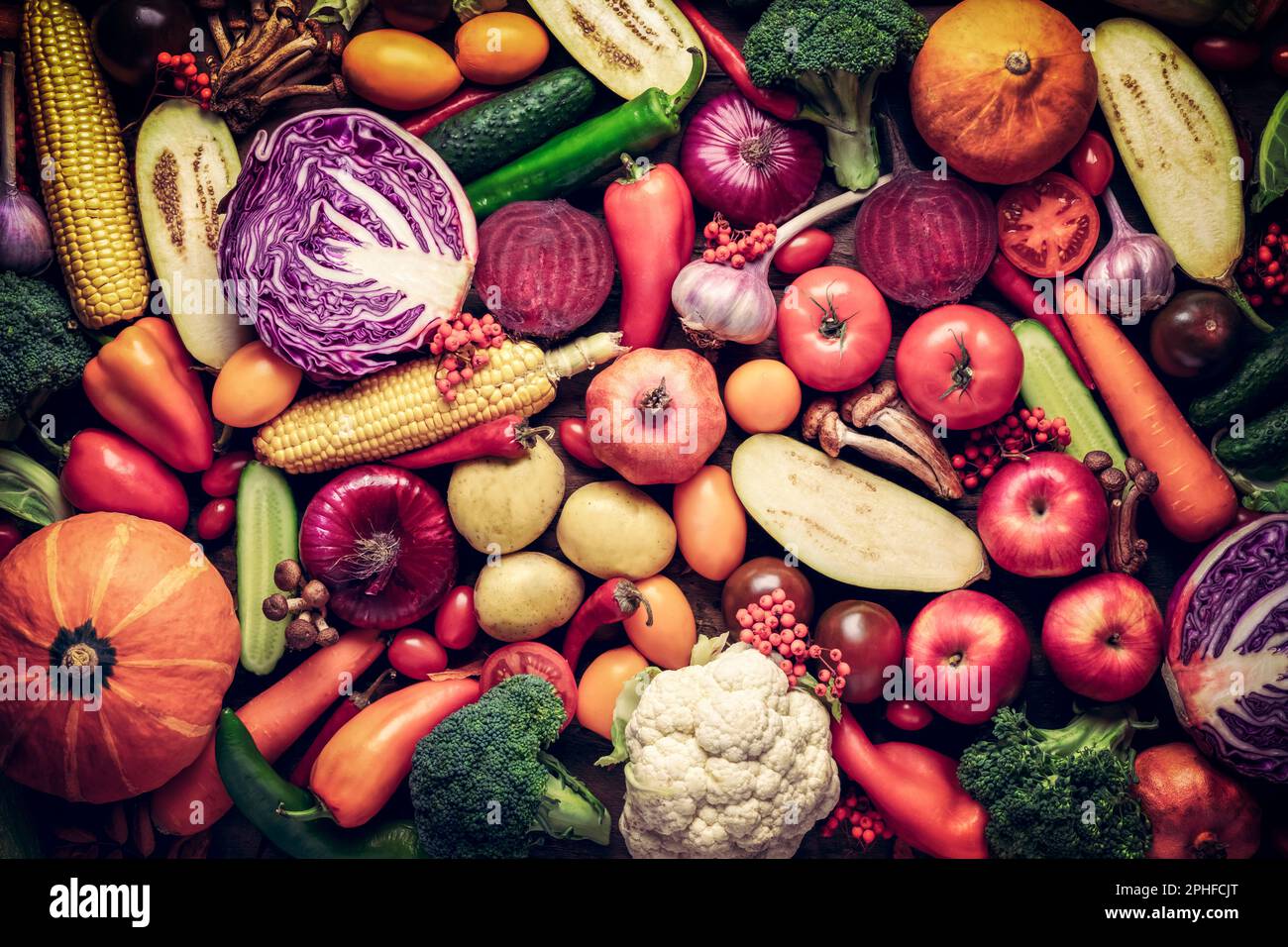 Hintergrund einer Mischung aus verschiedenen Gemüsesorten und Früchten der frischen Ernte. Stockfoto