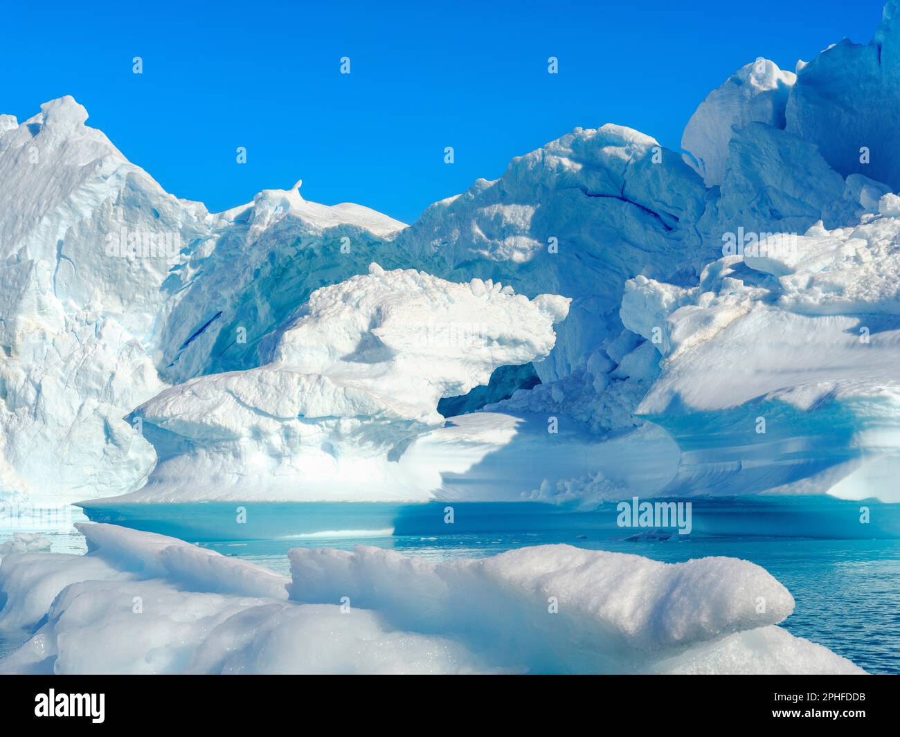 Eisberg im Fjord. Landschaft im Johan Petersen Fjord, einem Zweig des