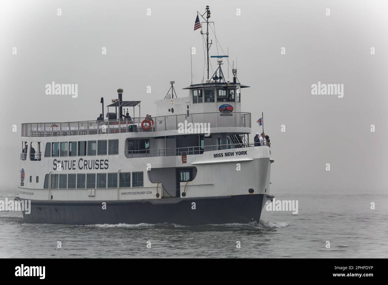 Die Touristenflotte von Statue Cruises bringt Touristen vom New Yorker Battery Park zur Freiheitsstatue und Ellis Island. Stockfoto